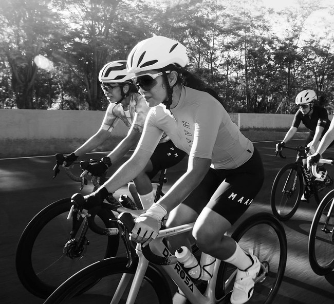 Bagi Dian, bersepeda tak sekadar olahraga tapi juga menjadi fashion statment tersendiri. Mana gaya favoritmu? (Foto: Instagram/@therealdisastr)