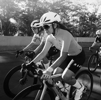 Bagi Dian, bersepeda tak sekadar olahraga tapi juga menjadi fashion statment tersendiri. Mana gaya favoritmu? (Foto: Instagram/@therealdisastr)