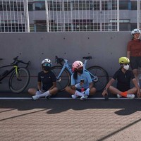 Menunggangi sebuah sepeda balap biru pastel keluaran De Rosa yang harganya bisa setara dengan sebuah mobil Avanza, Dian Sastrowadoyo memakai atasan yang senada dengan sepedanya. Helm khusus berwarna pink melengkapi gaya candy-themed tersebut. (Foto: Instagram/@therealdisastr)