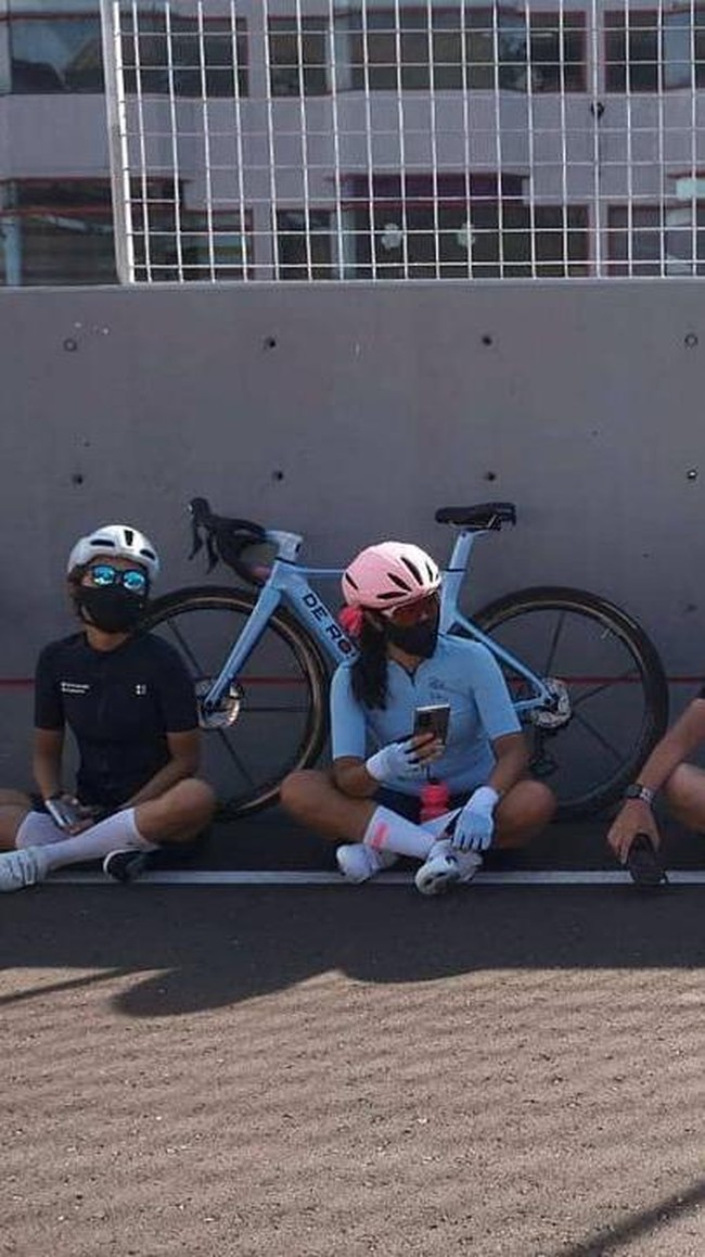 Menunggangi sebuah sepeda balap biru pastel keluaran De Rosa yang harganya bisa setara dengan sebuah mobil Avanza, Dian Sastrowadoyo memakai atasan yang senada dengan sepedanya. Helm khusus berwarna pink melengkapi gaya candy-themed tersebut. (Foto: Instagram/@therealdisastr)