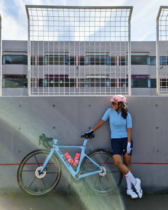 Gowes sepeda balap menjadi hobi baru Dian Sastrowardoyo belakangan ini. Meski harus berpakaian olahraga yang sesuai saat beraksi di jalanan, Dian pun mencoba untuk tetap terlihat stylish. (Foto: Instagram/@therealdisastr)