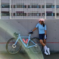 Gowes sepeda balap menjadi hobi baru Dian Sastrowardoyo belakangan ini. Meski harus berpakaian olahraga yang sesuai saat beraksi di jalanan, Dian pun mencoba untuk tetap terlihat stylish. (Foto: Instagram/@therealdisastr)