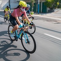 Bintang Ada Apa dengan Cinta itu juga sesekali memakai kacamata dan helm neon yang mencolok. (Foto: Instagram/@therealdisastr)