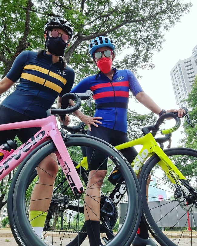 Momen gowes in style Dian Sastrowardoyo juga semakin lengkap dengan sepeda balap Cervelo berwarna pink pastel. Harganya pun tak kalah mahal. Dilihat di situs resminya, sepeda Cervelo berada di kisaran harga US$ 2.900 (Rp 40-an juta) hingga US$ 10 ribu (Rp 140-an juta). (Foto: Instagram/@therealdisastr)