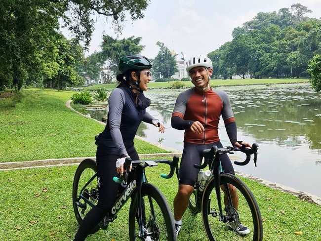 Ketika ingin mengayuh sepeda balap berwarna hitan, ibu dua anak itu menyesuaikan dengan busananya. (Foto: Instagram/@therealdisastr)
