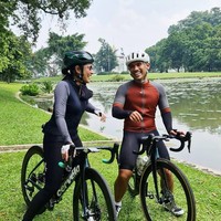 Ketika ingin mengayuh sepeda balap berwarna hitan, ibu dua anak itu menyesuaikan dengan busananya. (Foto: Instagram/@therealdisastr)