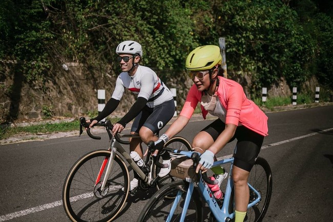 Botol minumnya pun matching dengan outfit sepedanya. (Foto: Instagram/@therealdisastr)