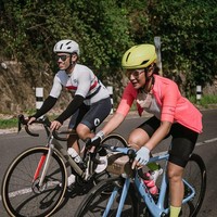 Botol minumnya pun matching dengan outfit sepedanya. (Foto: Instagram/@therealdisastr)