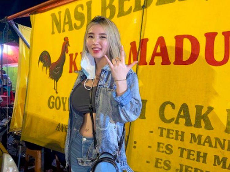 Gaya Keren Anastasya Khosasih Saat Makan Nasi Bebek