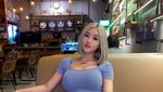 Gaya Keren Anastasya Khosasih Saat Makan Nasi Bebek