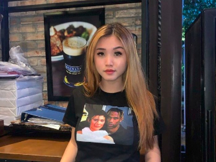 Gaya Keren Anastasya Khosasih Saat Makan Nasi Bebek