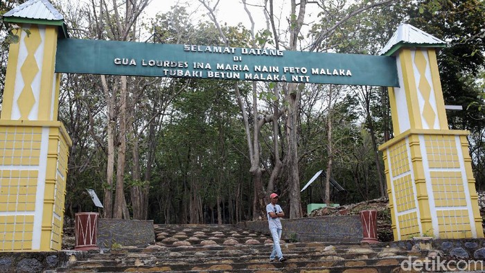 Gua Lourdes Ina Maria Nain Feto Malaka Suasana tenang tampak terlihat di gua Lourdes Ina Maria Nain Feto Malaka, Timor Tengah Selatan, NTT. Goa Lourdes Ina Maria Nain Feto Malaka atau biasa disebut Gua Maria Tubaki Betun Malaka.