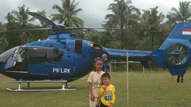 Helikopter mendarat darurat di lapangan sepakbola, di Soppeng, Sulsel