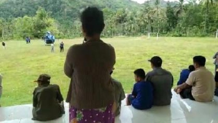 Helikopter mendarat darurat di lapangan sepakbola, di Soppeng, Sulsel
