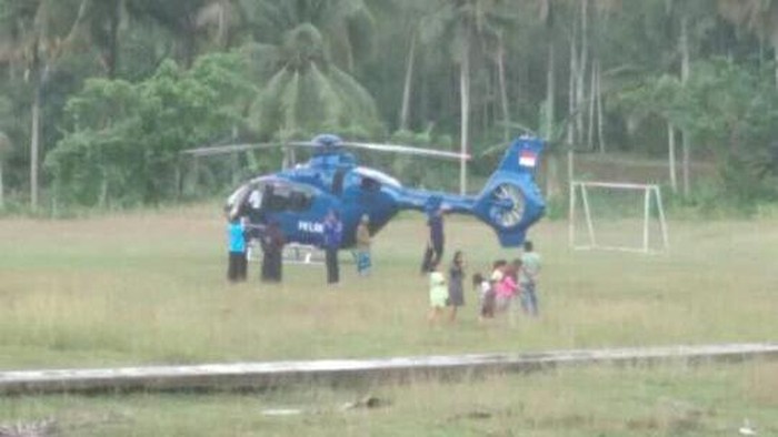 Helikopter mendarat darurat di lapangan sepakbola di Sulsel.