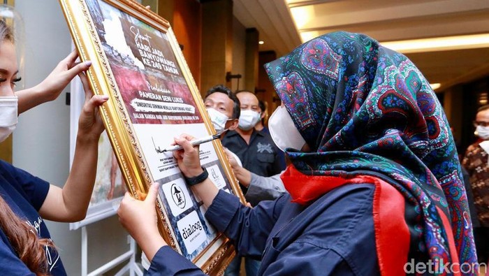 Hari Jadi ke-249 Banyuwangi menjadi hari yang spesial bagi para perupa Banyuwangi. Pada 18 Desember 2020, mereka menggelar pameran secara serentak, di lima hotel berbintang di Banyuwangi.