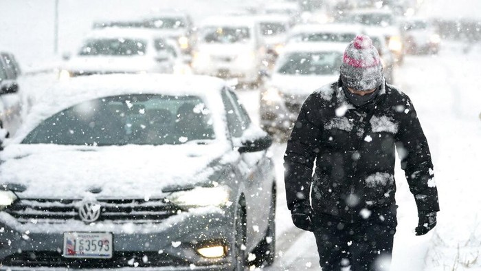 Sejumlah wilayah di Amerika Serikat diterpa badai salju jelang Natal dan Tahun Baru. Akibatnya salju menumpuk hingga setebal satu meter.