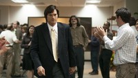 Ashton Kutcher dilarikan ke rumah sakit dua kali usai menjalani diet ketat dan hanya makan buah-buahan demi film Jobs (2013). Dok. Ist