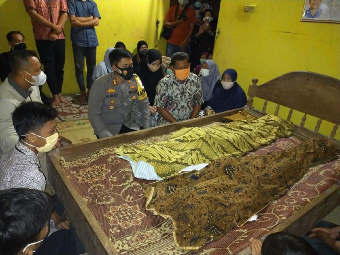 Kapolres Sragen AKBP Yuswanto Ardi melayat ke rumah duka, Sabtu (19/12/2020).