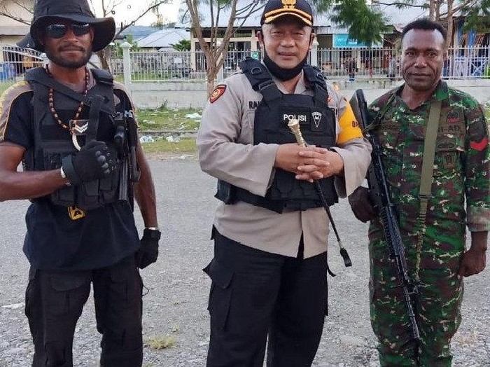Kapolres Yalimo AKBP Rachmad (tengah).