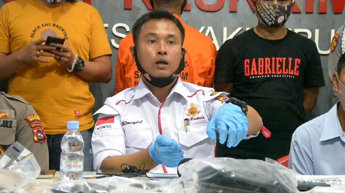 Kasat Reskrim Polres Payakumbuh AKP Mochammad Rosidi memimpin konferensi pers kasus pembunuhan dan pemerkosaan