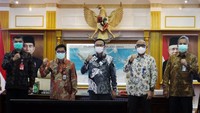 Sekjen Kemendagri Muhammad Hudori bersama Direktur Jaringan dan Retail Banking PT Bank Mandiri Tbk Aquarius Rudianto dan jajaran direksi mengepalkan tangan bersama usai penandatanganan kerja sama.