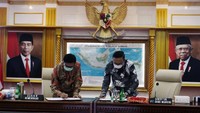 Penandatanganan kerja sama dilakukan oleh Sekretaris Jenderal Kemendagri Muhammad Hudori dan Direktur Jaringan dan Retail Banking PT Bank Mandiri Tbk Aquarius Rudianto.