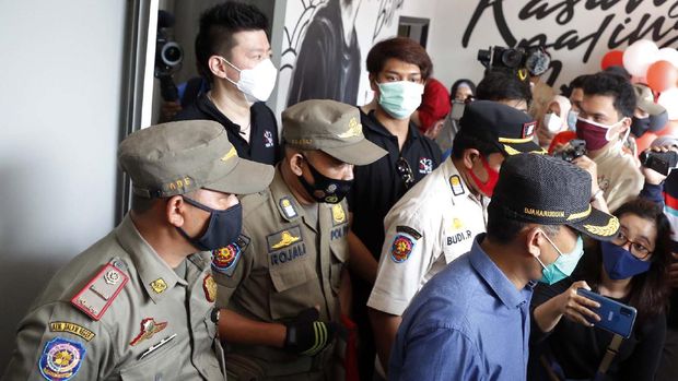 Kerumunan di Lokasi Usaha Kuliner Rizky Billar