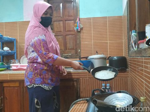 Emak-emak di Pacitan ini tergolong kreatif. Sadar produksi tuna di daerahnya melimpah, dia pun memelopori pembuatan makanan berbahan ikan tersebut.