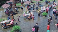 Wisata kuliner di kecamatan Polanharjo yang mengusung konsep resto semi outdoor, ini terbilang unik. Uniknya, pengunjung bisa ketjeh (bermain air dangkal) sambil makan atau berswa foto di tengah aliran air yang bening.