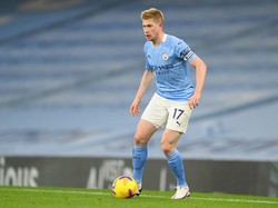 Kevin De Bruyne menempati pos gelandang tengah, berdiri sejajar dengan Joshua Kimmich. De Bruyne, pemain Manchester City ini terkenal sebagai jendral lapangan (Getty Images/Clive Brunskill)