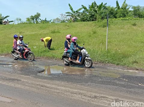 Kondisi jalan Kudus–Purwodadi turut Desa Undaan Kidul Kecamatan Undaan, Kudus rusak parah, Sabtu (19/12/2020).