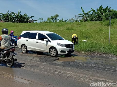 Kondisi jalan Kudus–Purwodadi turut Desa Undaan Kidul Kecamatan Undaan, Kudus rusak parah, Sabtu (19/12/2020).