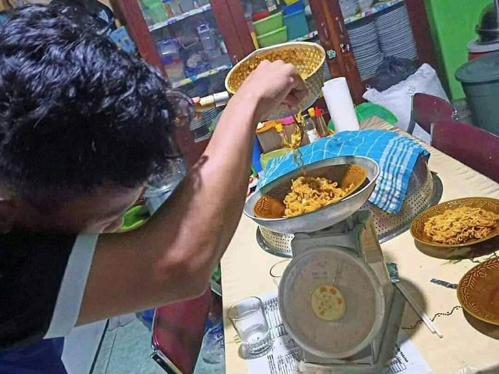 Makan Mie Instan Harus Ditimbang