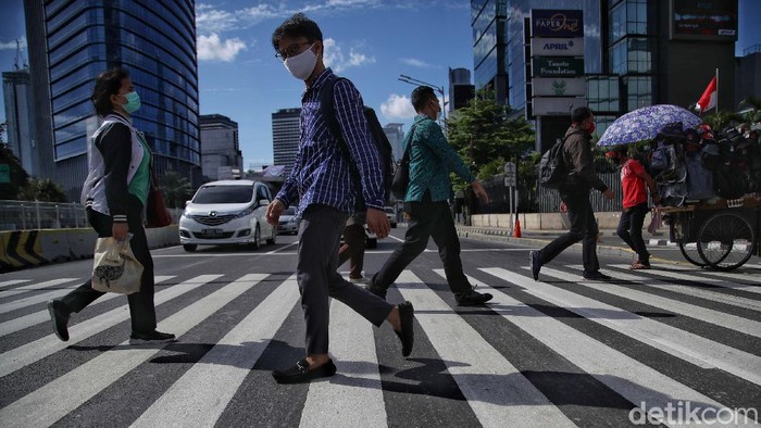Sejumlah warga beraktivitas di kawasan Jalan Thamrin, Jakarta Pusat, Sabtu (19/12). Tahun lalu DKI Jakarta sempat jadi kota dengan polusi udara terburuk di dunia menurut data IQAIR. Jelang akhir 2020, kualitas udara di ibukota sudah jauh membaik.
