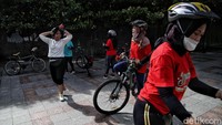 Terkait status Jakarta yang sempat jadi salah satu kota dengan kualitas udara terburuk, tahun lalu Anies Baswedan merilis Instruksi Gubernur Nomor 66 Tahun 2019 tentang Pengendalian Kualitas Udara. Instruksi Gubernur tersebut di antaranya berisi perluasan kawasan ganjil genap, mewajibkan uji emisi, dan memperluas trotoar bagi pejalan kaki. 