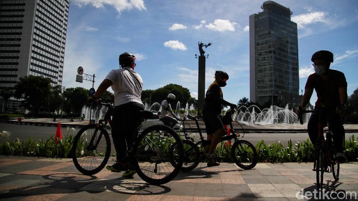 Sejumlah warga beraktivitas di kawasan Jalan Thamrin, Jakarta Pusat, Sabtu (19/12). Tahun lalu DKI Jakarta sempat jadi kota dengan polusi udara terburuk di dunia menurut data IQAIR. Jelang akhir 2020, kualitas udara di ibukota sudah jauh membaik.