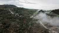 Jalan Sabuk Merah membentang di pegunungan perbatasan NTT-Timor Leste.