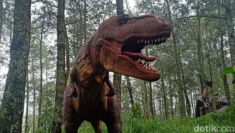 Menjelang libur Natal dan tahun baru, jumlah pengunjung di Mojosemi Forest Park, Magetan meningkat. Terlebih usai viral video dinosaurus mengamuk.