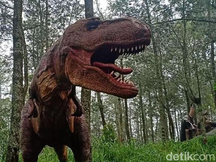 Melihat Dinosaurus di Mojosemi Forest Park