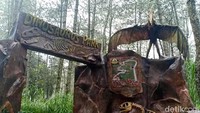 Beberapa hari lalu, video dinosaurus mengamuk viral di media sosial. Peristiwa itu terjadi di Mojosemi Forest Park, Magetan dan bagian dari adegan film pendek.