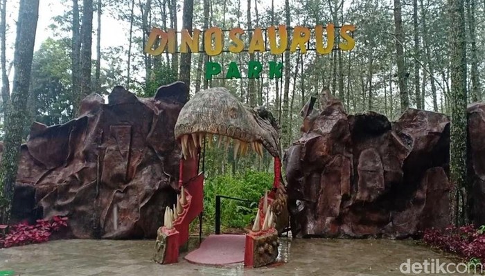 Menjelang libur Natal dan tahun baru, jumlah pengunjung di Mojosemi Forest Park, Magetan meningkat. Terlebih usai viral video dinosaurus mengamuk.