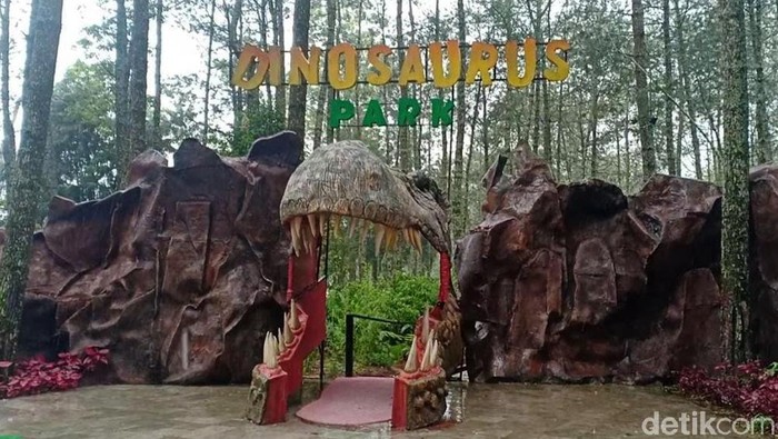 Menjelang libur Natal dan tahun baru, jumlah pengunjung di Mojosemi Forest Park, Magetan meningkat. Terlebih usai viral video dinosaurus mengamuk.