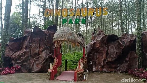 Menjelang libur Natal dan tahun baru, jumlah pengunjung di Mojosemi Forest Park, Magetan meningkat. Terlebih usai viral video dinosaurus mengamuk.