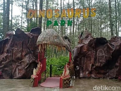 Menjelang libur Natal dan tahun baru, jumlah pengunjung di Mojosemi Forest Park, Magetan meningkat. Terlebih usai viral video dinosaurus mengamuk.