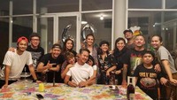Seperti yang terlihat pada foto ini, Nirina Zubir berfoto mesra dengan sang suami di meja makan untuk merayakan hari ulang tahun. Suasananya ramai karena dihadiri oleh teman dan keluarga lainnya. Foto: Instagram @nirinazubir_