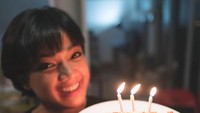Saat ulang tahun, Nirina Zubir mendapat kejutan berupa kue dari sang suami. Kuenya sederhana, hanya berupa kue cokelat dengan tiga buah lilin. Namun, itu sangat berarti bagi Nirina. Foto: Instagram @nirinazubir_
