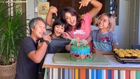 Kebersamaan antara Nirina Zubir dan Ernest Fardiyan juga dapat terlihat di momen ulang tahun sang anak. Mereka kompak berpose di depan kue ulang tahun dan kue-kue. Foto: Instagram @nirinazubir_