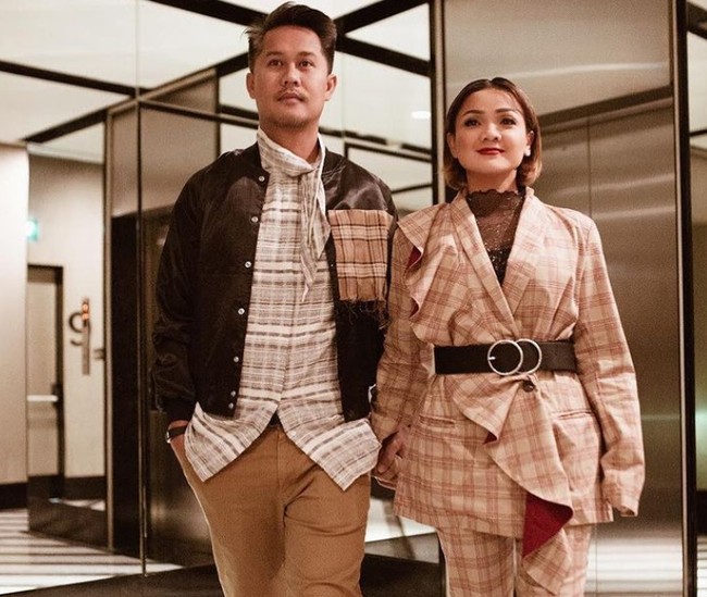 Nirina Zubir dan suaminya pesonel band Cokelat, Ernest, terinfeksi virus Corona. Nirina mengumumkan kabar itu lewat akun Instagramnya, @nirinazubir_. Ini jawaban buat yg dari kemarin menanyakan kami sakit apa...Minta doanya ya teman2...Nirina dan Ernest POSITIF terkena virus #corona #covid_19, begitu Nirina menulis di keterangan fotonya. Foto: Instagram