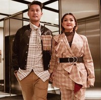 Nirina Zubir dan suaminya pesonel band Cokelat, Ernest, terinfeksi virus Corona. Nirina mengumumkan kabar itu lewat akun Instagramnya, @nirinazubir_. Ini jawaban buat yg dari kemarin menanyakan kami sakit apa...Minta doanya ya teman2...Nirina dan Ernest POSITIF terkena virus #corona #covid_19, begitu Nirina menulis di keterangan fotonya. Foto: Instagram